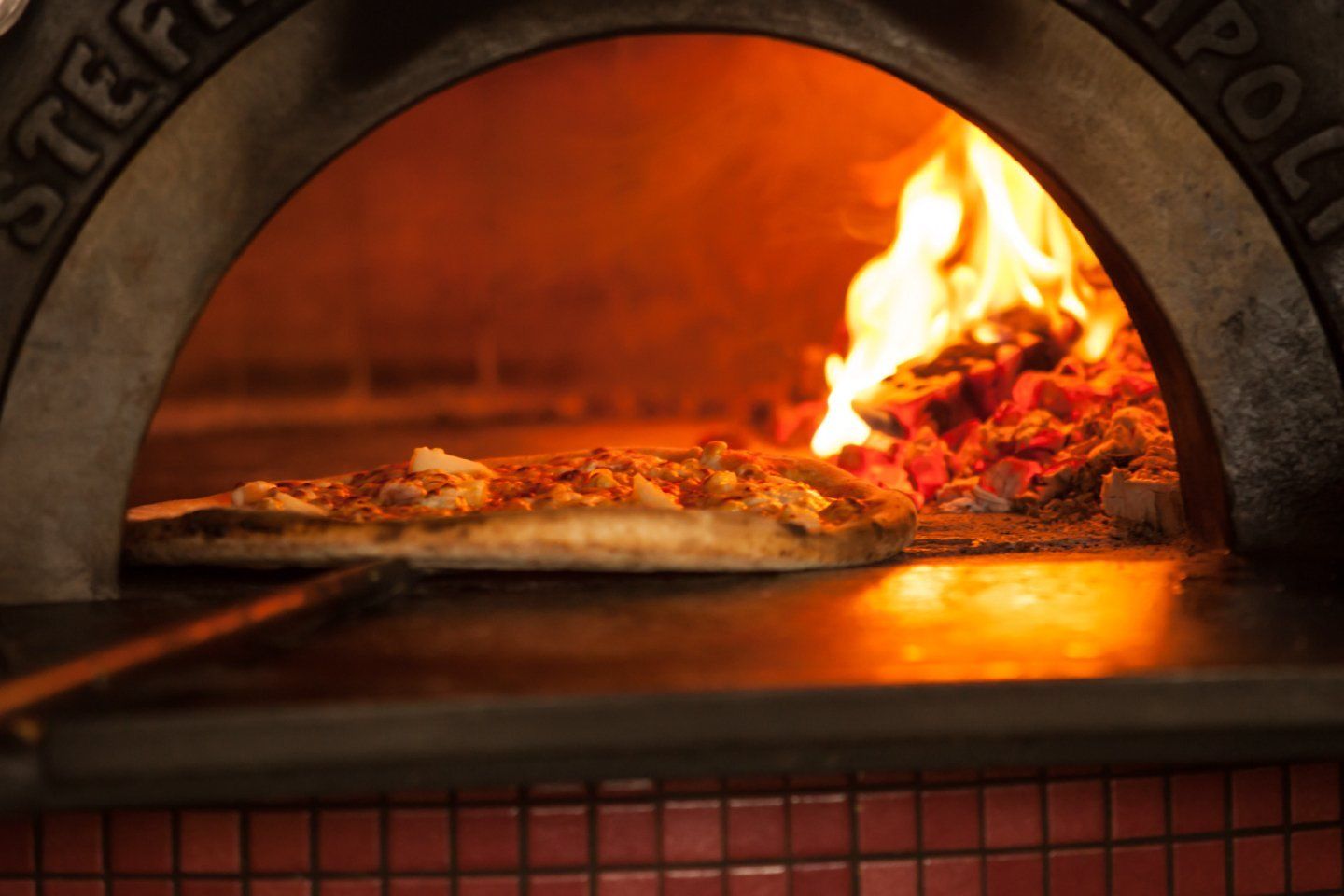 Cottura pizza in un forno a legna