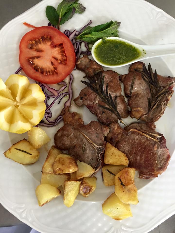 Piatto di carne con contorno di patate