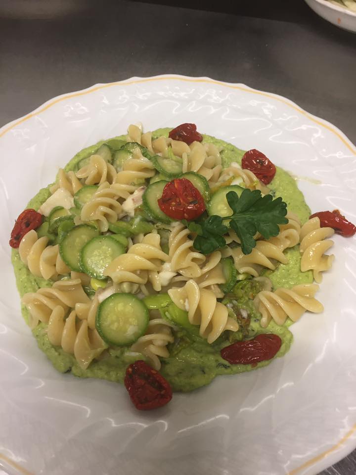Piatto di pasta con verdure