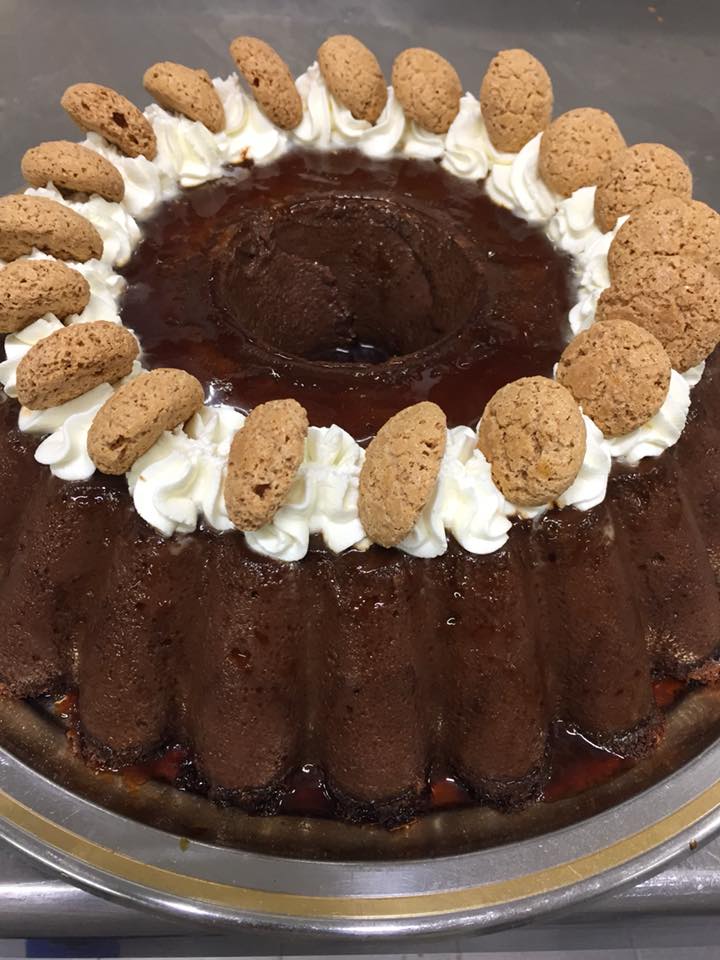Torta fatta in casa con amaretti