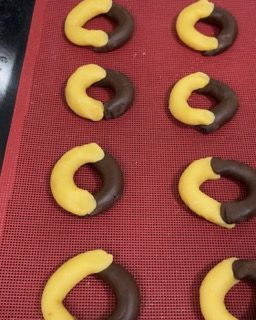 Un mucchio di biscotti gialli e marroni su un tappetino rosso