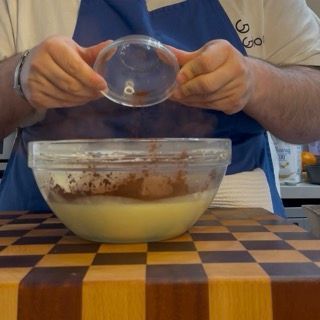 Inserimento del cacao in polvere nella seconda ciotola di impasto base universale.