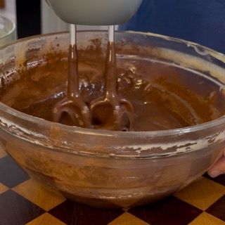 Consistenza dell'impasto al cacao pronto per il plumcake marmorizzato soffice.