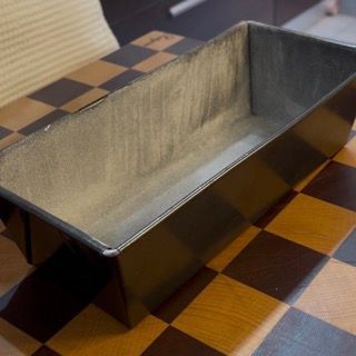 Stampo da plumcake (20x11cm) spennellato con burro fuso e infarinato.