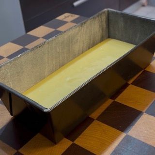 Versamento alternato dell'impasto chiaro e scuro nello stampo per l'effetto bicolore.