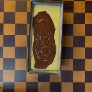 Posizionamento delle stecchette di burro al centro dell'impasto del plumcake.