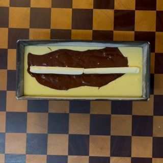 Plumcake bicolore in cottura nel forno statico fino a doratura.