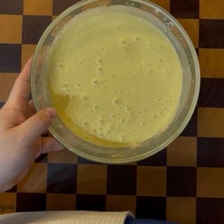 Pulizia e sbucciatura delle mele fresche per la torta di mele soffice ricetta veloce.