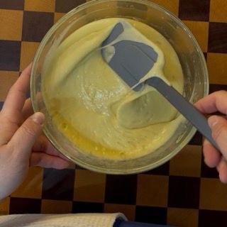 Rimozione del torsolo dalle mele pulite pronte per essere pesate.