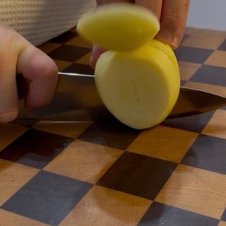 Ingredienti specifici (mele pulite, cannella) pronti per essere uniti all'impasto base per torte.