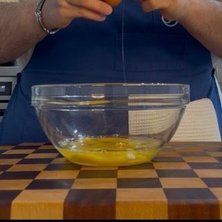 Dettaglio degli ingredienti secchi (farina, zucchero, lievito) per la ricetta base universale per dolci.