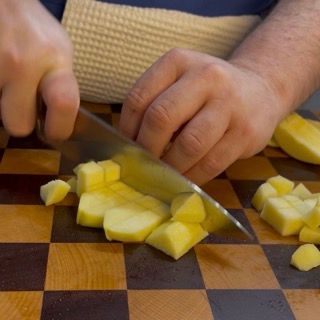 Trasformazione delle fettine di mela in stick e poi in cubetti.