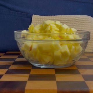 Dettaglio dei cubetti di mela pronti per farcire la torta soffice.