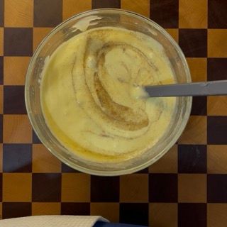 Inserimento dei cubetti di mela nella ciotola con l'impasto aromatizzato.