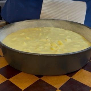 Livellamento della superficie della torta di mele prima dell'infornata.