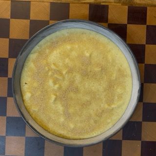 Spolverata della superficie della torta con il mix di zucchero e cannella.