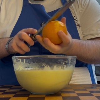 Grattugiatura della scorza d'arancia fresca nell'impasto base furbo.