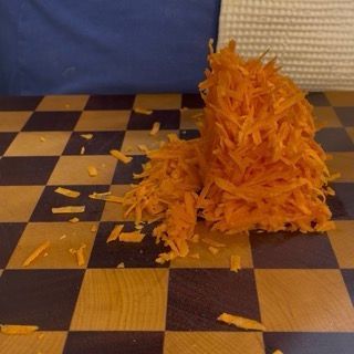 Dettaglio delle carote grattugiate umide e pronte per l'impasto.