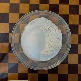 Primo piano degli ingredienti principali pronti per creare 1 impasto per 3 torte diverse.