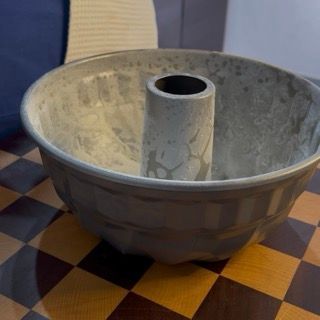 Stampo a ciambella da 24cm imburrato e infarinato pronto per l'impasto.