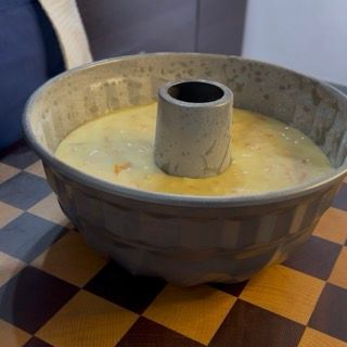 Ciambella di carote e arancia in cottura nel forno statico.