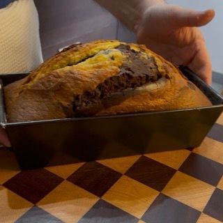 Sfornatura del plumcake soffice e profumato dallo stampo.