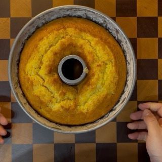 Ciambella sfornata e raffreddata pronta per la glassatura.