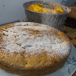 Torta di mele soffice e dorata appena sfornata e pronta per essere sformata.