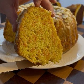 Torta di carote semplice e veloce finita con mandorle a lamelle, realizzata con l'impasto base universale.