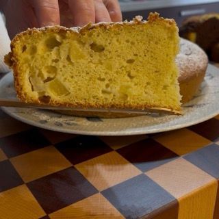 fetta di Torta di mele soffice e dorata appena sfornata e pronta per essere sformata.