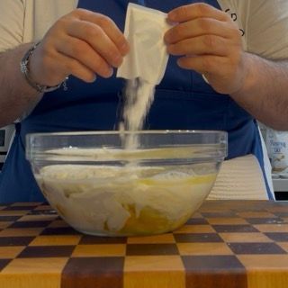Tutti gli ingredienti necessari per l'impasto furbo per torte multiuso pronti per essere lavorati.