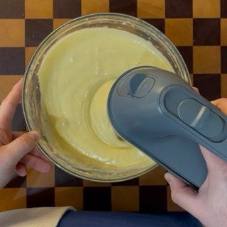 Utilizzo delle fruste elettriche per lavorare l'impasto base universale per dolci.