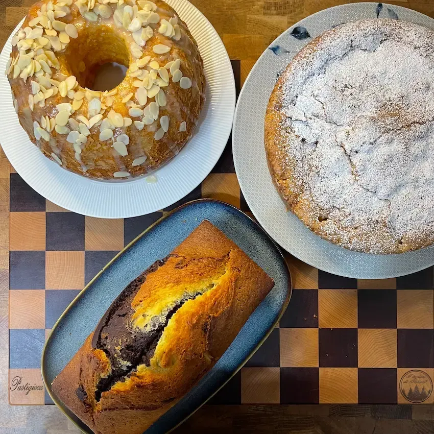 Vassoio con 1 impasto per 3 torte  diverse: una torta di mele soffice, una torta di carote