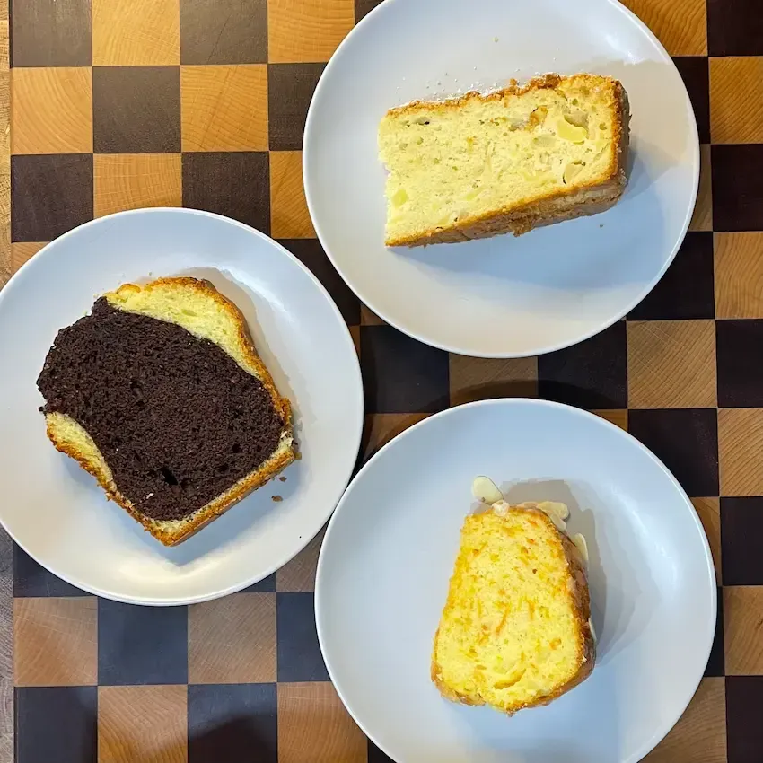 Fette di tre dolci diversi (mela, carote, plumcake) realizzate con una ricetta base universale per dolci da colazione.