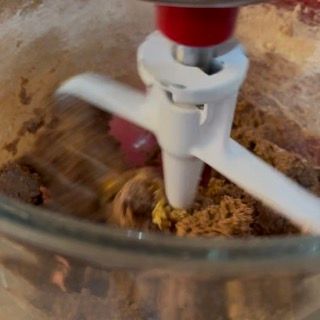 Un primo piano di un mixer pieno di cibo