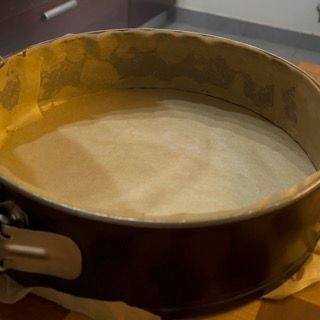 Una tortiera appoggiata su un tavolo di legno