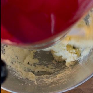 Un liquido rosso viene versato in una ciotola di metallo