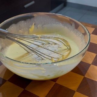 Una ciotola di pastella con una frusta dentro