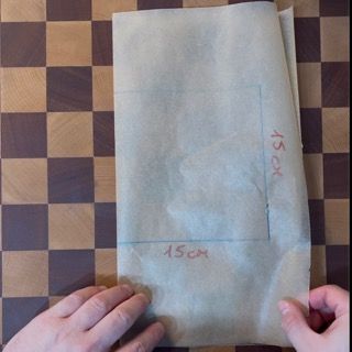 Un pezzo di carta con il numero 15cm sopra