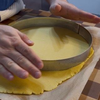 Disco di frolla da 22cm ricavato con un anello d'acciaio