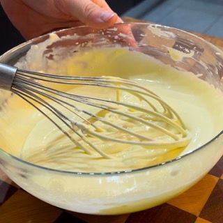 Una persona sta sbattendo una ciotola di pastella con una frusta