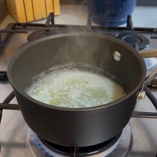 Una pentola di liquido sta cuocendo sul fornello