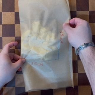 Una persona tiene in mano un pezzo di carta con il numero 45 sopra