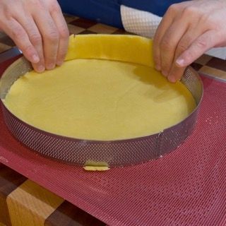 Anello microforato foderato con la base di frolla