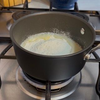 Una pentola di cibo sta cuocendo sul fornello