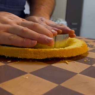 Una persona sta tagliando una torta su una scacchiera