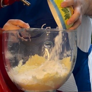 Zucchero e vaniglia aggiunti al composto sabbioso