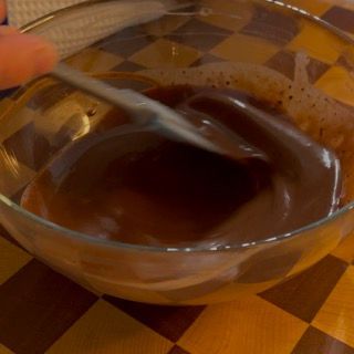 Una ciotola di salsa al cioccolato con un cucchiaio dentro
