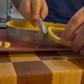 Striscia di pasta frolla usata per foderare i bordi della crostata