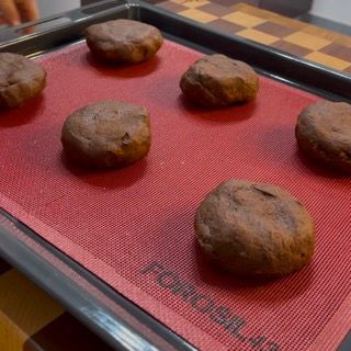 Un vassoio di biscotti su un tappetino rosso con la scritta fornosil